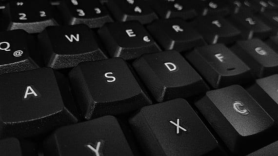 tastiera, partire, computer, tastiera del computer, rubinetto, dispositivo di input, ufficio, chiavi, lettere, attrezzatura informatica, lettera, parte del computer, tecnologia, comunicazione, tasto del computer, fotogramma intero, numero, alfabeto, sfondi, avvicinamento, testo, in casa, nessuno, connessione, accessibilità, colore nero, premi il bottone, 4K, CC0, dominio pubblico, privo di copyright