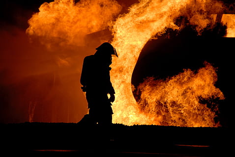 silueta, bomber, frontal, foto de la flama, formació, en viu, foc, controlat, protecció, perill, equipament, casc, feina, pràctica, seguretat, servei, calor - temperatura, foc - fenomen natural, flama, cremant, senyal d'advertència, signe, ocupació, una persona, naturalesa, accidents i desastres, comunicació, de peu, nit, color taronja, homes, ocupació dels serveis d’emergència, treballador de rescat, 2K, CC0, domini públic, lliure de regalies