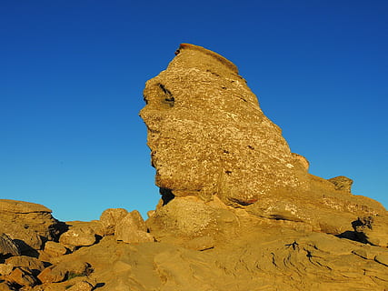 sfinge, Bucegi, montagna, monumento, Romania, cielo, blu, roccia - oggetto, geologia, natura, nessuno, all'aperto, formazione rocciosa, roccia, cielo sereno, Inquadratura dal basso, solido, geografia fisica, giorno, bellezza nella natura, scenics - natura, la tranquillità, luce del sole, terra, destinazioni di viaggio, scena tranquilla, clima, clima arido, eroso, semi arido, 4K, CC0, dominio pubblico, privo di copyright
