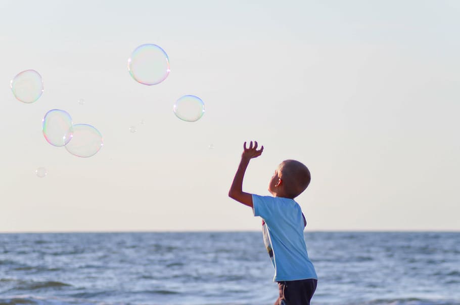 platja, noi, bombolles, oceà, jugant, mar, cel, aigua, una persona, infància, naturalesa, bombolla, de peu, nen, activitat d'oci, homes, diversió, moviment, membre, braç humà, descendència, terra, extremitat humana, dia, horitzó sobre l’aigua, braços aixecats, part del cos, a l'aire lliure, 4K