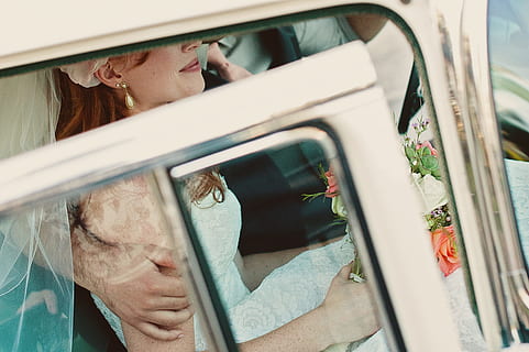 kvinner, hvit, floral, bryllupskjole, brud, bil, avslutter, ta på, ekteskap, newlywed, caucasian, lykke, årgang, transportmiddel, vindu, transport, voksen, ung voksen, motorkjøretøy, én person, portrett, unge kvinner, hodeskudd, dag, hunner, glass - materiale, reise, følelse, utendørs, 4K, CC0, offentlig domene, opphavsrett gratis