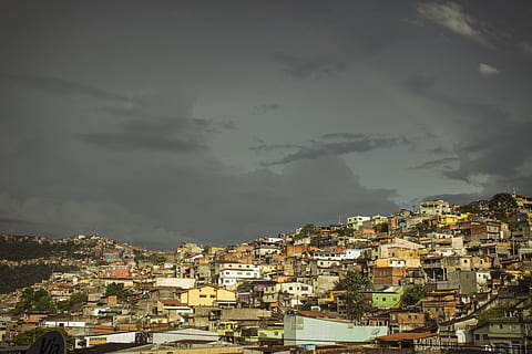 favela, město, duha, mraky, mezi mraky, bouřka, panoráma města, městské scény, architektura, Dům, venku, exteriér budovy, nebe, stavba, nikdo, rezidenční čtvrti, budova, mrak - nebe, přeplněný, Příroda, společenství, bouřkový mrak, města, zlověstný, vyrovnání, byt, 5K, CC0, veřejná doména, bez autorských práv