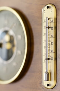 galben, termometru, afișarea, 40 celcius, stație de măsurare, hidrometru, temperatura, celsius, fahrenheit, umiditate, instrument de măsurare, echipament, tehnologie, precizie, număr, nici o persoana, a închide, în interior, natură moartă, masa, selectiv, lemn - material, să se concentreze asupra primelor elemente, studio shot, un singur obiect, metal, reflecţie, vedere în unghi mare, zi, absență, argintiu colorat, 5K, CC0, domeniu public, fără drepturi de autor