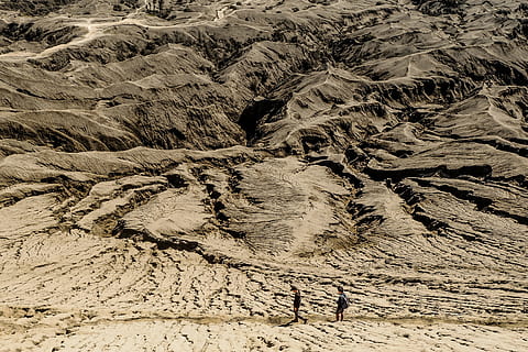 braun, Gebirge, zwei, Menschen, Person, Gehen, Berg, Sandmann, Natur, Sand, Wüste, keine Leute, trocken, draußen, trockenes Klima, Landschaft, Tag, echte Menschen, High Angle View, Freizeitbeschäftigung, Land, Gruppe von Leuten, Lebensstile, Schönheit in der Natur, Männer, Nicht-städtische Szene, Rock, Ruhe, Abenteuer, 2K, CC0, gemeinfrei, lizenzfrei