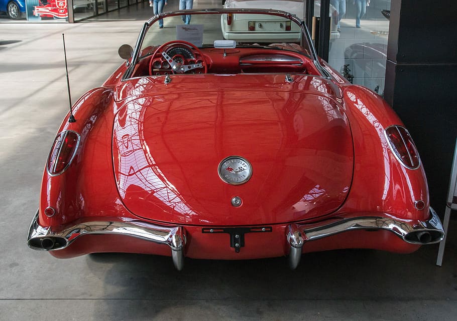 vermell, coupe, vorera, automàtic, chevrolet, corbeta, oldtimer, clàssic, sistema de transport, vehicle, estil, disseny, cabriolet, cotxe esportiu, automoció, esportiu, manera de transport, cotxe, transport, automòbil, vehicle terrestre, cotxe d'època, dia, estacionari, cap gent, estil retro, primer pla, metall, a l'aire lliure, viatjar, llum de la cua, en fila, garatge, 4K