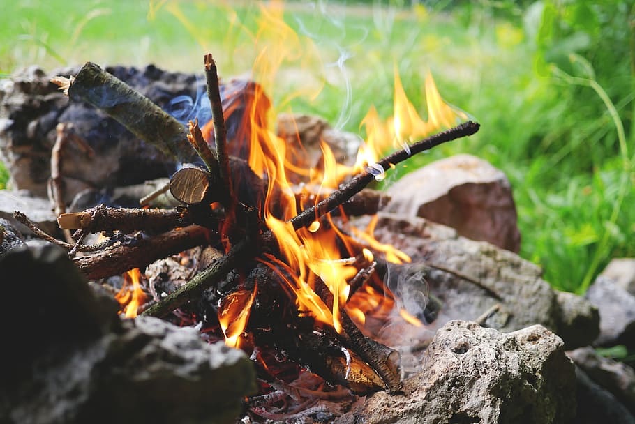 nærbillede fotografering, ild, grå, sten-, lejrbål, flamme, træ, grill, varme, Camping, ud, udendørs, ildsted, lejr, hed, Heiss, gløder, aske, brænding, brand - naturligt fænomen, varme - temperatur, log, træ - materiale, natur, tæt på, ingen mennesker, bål, Brænde, selektiv fokusering, dag, orange farve, stick - plante del, 4K