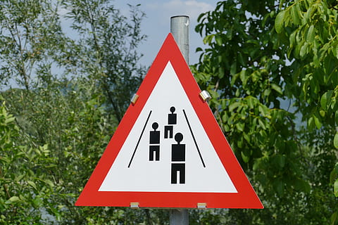 scudo, personaggi, Nota, informazione, simbolo, segnale stradale, umano, turisti, collo di bottiglia, Dürnstein, Austria, cartello, comunicazione, forma triangolare, forma, strada, segnale di pericolo, pianta, albero, natura, giorno, rappresentazione umana, guida, nessuno, rappresentazione, segno di informazione, colore verde, all'aperto, rosso, simbolo di avvertimento, 5K, CC0, dominio pubblico, privo di copyright