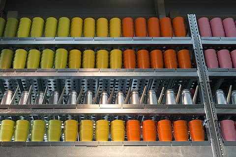 Einkauf, Blumentopf, Gießkanne, Stapel, Regal, Metallregal, Warenpräsentation, Grün, Gelb, Orange, Rosa, Pastellfarbe, Gradient, Möbelgeschäft, Design, Ikea, große gruppe von gegenständen, mehrfarbig, Anordnung, Seite an Seite, Verkauf, in einer Reihe, Auftrag, Wahl, keine Leute, drinnen, Variation, Stillleben, Fülle, zu verkaufen, Geschäft, Lebensmittel, Nahansicht, Gestell, Verkaufsdisplay, 5K, CC0, gemeinfrei, lizenzfrei