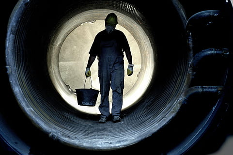 hombre, llevar, negro, cangilón, dentro, tubo, trabajadores, producción, trabajo, trabajo duro, remover, túnel, gente, hombres, una persona, gente real, circulo, en pie, forma geometrica, longitud total, forma, día, estilos de vida, niño, machos, actividad de ocio, transporte, adentro, rueda, muchachos, neumático, 4K, CC0, dominio público, libre de derechos