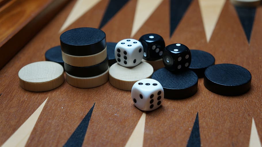 backgammon, quatre, daus, joc de taula, cub, estratègia, maleta de jocs, tauler de joc, joc, jocs d’oci, guanyar, èxit, esport, sort, oportunitat, activitat d'oci, relaxació, material de fusta, cultura i entreteniment artístic, taula, primer pla, a l'interior, natura morta, cap gent, vista d’angle alt, nombre, grup mitjà d'objectes, 5K
