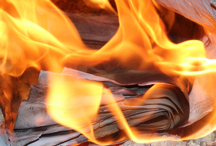 paper ardent, flames, cremar, paper, foc, calenta, la flama, llum, inflamable, cremant, flama, foc - fenomen natural, calor - temperatura, primer pla, naturalesa, cap gent, moviment, color taronja, material de fusta, registre, brillant, llenya, fons, groc, fusta, signe, a l'aire lliure, marc complet, foguera, 1080P