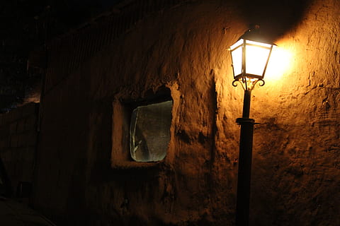 apšviestos polių lempos, šviesa, žibintas, naktis, Adobe, san pedro de atacama, paveldą, langas, gatvė, tamsus, naktį, elektros lemputė, senas, gatvės šviesos, architektūra, apšvietimo įranga, sienų kūrimo funkcija, šviečia, patalpose, nėra žmonių, elektros energijos, pastatyta struktūra, šviesos - gamtos reiškinys, montuojamas, Elektrinė šviesa, sienos, pastatas, žemas kampo vaizdas, viršutinė riba, 2K, CC0, Viešasis domenas, nemokamai
