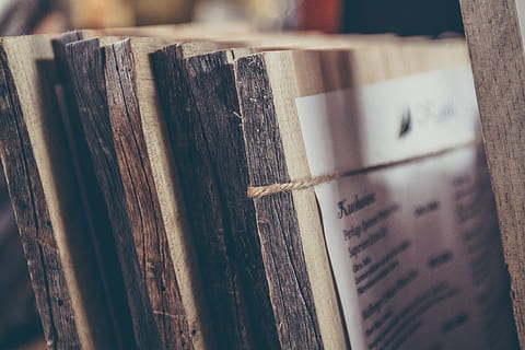 encara, articles, coses, fusta, taules, palets, pila, paper, disposat, material de fusta, primer pla, cap gent, llibre, enfocament selectiu, publicació, text, natura morta, centrar-se en primer pla, vell, a l'interior, literatura, el passat, història, textura, marró, saviesa, lligat, 5K, CC0, domini públic, lliure de regalies