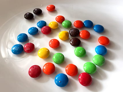 Choco, Couleur, des suites, multi couleur, à l'intérieur, nature morte, aliments sucrés, grand groupe d'objets, personne, vue grand angle, aliments, Nourriture et boisson, bonbons, sucré, indulgence, mauvaise alimentation, fermer, variation, choix, fond blanc, forme, prise de vue en studio, couleur blanche, tentation, collation, 2K, CC0, domaine public, libre de droits
