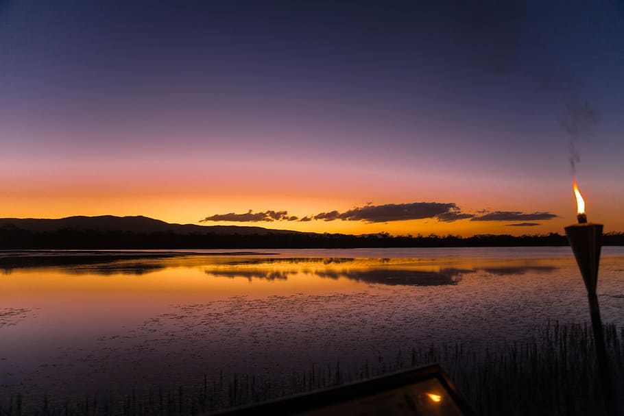 apus de soare, lanternă, foc, lac, Abendstimmung, foc, lac, nori, amurg, reflecţie, scenics, liniște, nici o persoana, o scenă liniștită, cer, apă, scenice - natura, frumusețe în natură, natură, idilic, nor - cer, culoare portocalie, în aer liber, siluetă, soare, scenă non-urbană, cerul romantic, 5K