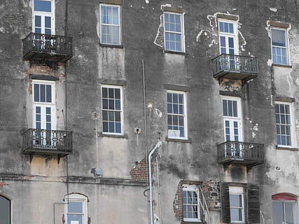 bauen, Gebäude, Fenster, alt, Reise, keine Leute, Gebäudehülle, die Architektur, Vollbild, draußen, gebaute Struktur, Wohngegend, Tag, Flachwinkelansicht, Hintergründe, Stadt, Wandbau - Funktion, Sonnenlicht, Glas - Material, Wohnung, Seite an Seite, Natur, 1080P, CC0, gemeinfrei, lizenzfrei