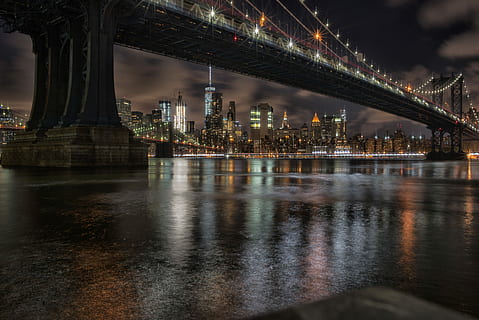 baix, fotografia lleugera, nou, edificis de York, pont, llums, ciutat, nit, mirall, reflexió, aigua, new york, Brooklyn, riu aquest, urbà, centre de la ciutat, torre de dom, dumbo, riu, paisatge urbà, arquitectura, estructura construïda, il·luminat, exterior de l'edifici, pont - estructura feta per l'home, connexió, davant del mar, destinacions de viatge, cap gent, transport, naturalesa, a l'aire lliure, exterior d’edifici d’oficines, gratacels, 5K, CC0, domini públic, lliure de regalies