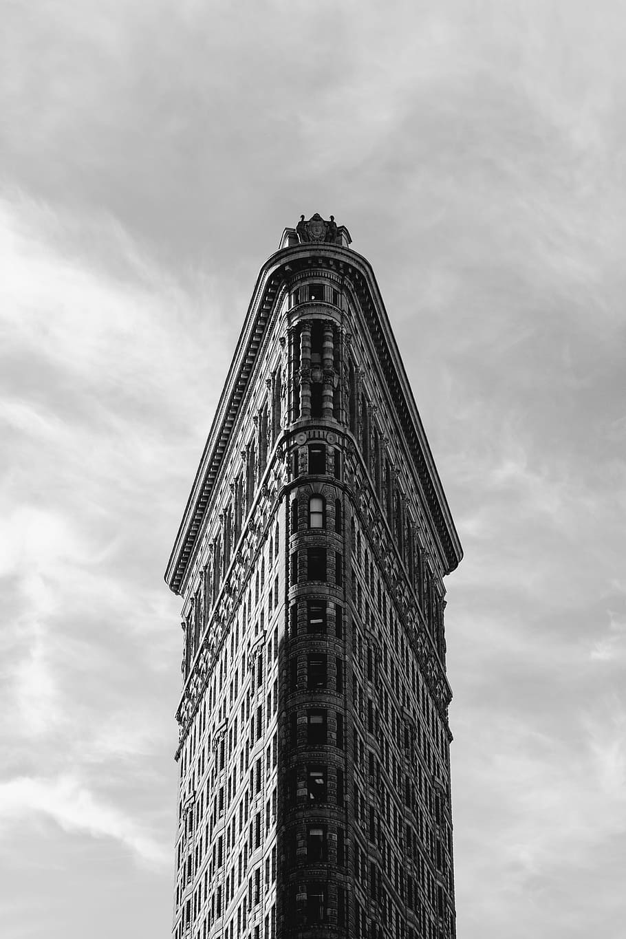 edificio di ferro da stiro, nuovo, York, foto in scala di grigi, piatto, costruzione di ferro, costruzione, architettura, angolo, città, urbano, Inquadratura dal basso, cielo, nuvola - cielo, struttura costruita, esterno dell'edificio, natura, alto - alto, nessuno, giorno, Torre, destinazioni di viaggio, all'aperto, grattacielo, edificio per uffici esterno, viaggio, storia, 4K
