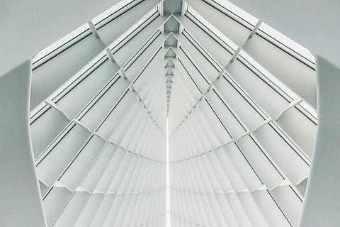 tapparelle bianche, architettonico, fotografia, costruzione, soffitto, architettura, modello, luce, bianca, moderno, interno, astratto, urbano, Esplorare, minimo, dentro, design, prospettiva, struttura costruita, nessuno, Inquadratura dal basso, giorno, in casa, metallo, avvicinamento, forma geometrica, vetro - materiale, Colore bianco, caratteristica architettonica, forma, fotogramma intero, edificio per uffici esterno, direttamente sotto, grattacielo, 5K, CC0, dominio pubblico, privo di copyright