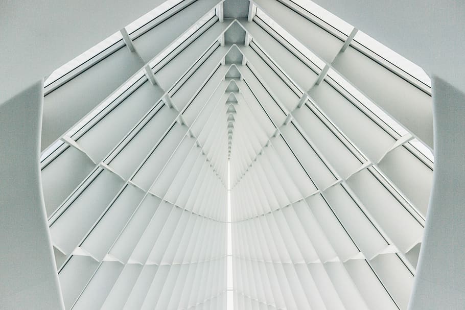 persianes de finestres blanques, arquitectònic, fotografia, edifici, sostre, arquitectura, patró, llum, blanc, modern, interior, resum, urbà, explorar, mínim, endins, disseny, perspectiva, estructura construïda, cap gent, vista d’angle baix, dia, a l'interior, metall, primer pla, forma geomètrica, vidre - material, Color blanc, característica arquitectònica, forma, marc complet, exterior d’edifici d’oficines, directament a sota, gratacels, 5K