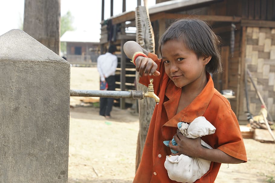 Creu Roja, creu, desenvolupament, desenvolupament, projecte, bé, desenvolupament, projecte, poble de muntanya, aigua, Myanmar, Birmània, 2014, nen, gent, una persona, a l'aire lliure, estil de vida, imatge en color, nadons i nens, infància, només nens, dia, jugant, persones reals, nois, estils de vida, noies, centrar-se en primer pla, de peu, vista frontal, mascles, arquitectura, activitat d'oci, femelles, roba casual, celebració, innocència, 4K