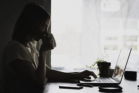 vrouw, gebruik makend van, laptop computer, drinken, laptop, appel, macbook, computer, browser, Onderzoek, studie, school-, bedrijf, werk, bureau, mensen, technologie, Draadloze technologie, verbinding, laptop gebruiken, een persoon, communicatie, tafel, volwassen, zijaanzicht, binnenshuis, van je middel omhoog, werkend, jonge volwassene, meubilair, zittend, echte mensen, kapsel, 4K, CC0, publiek domein, royaltyvrij