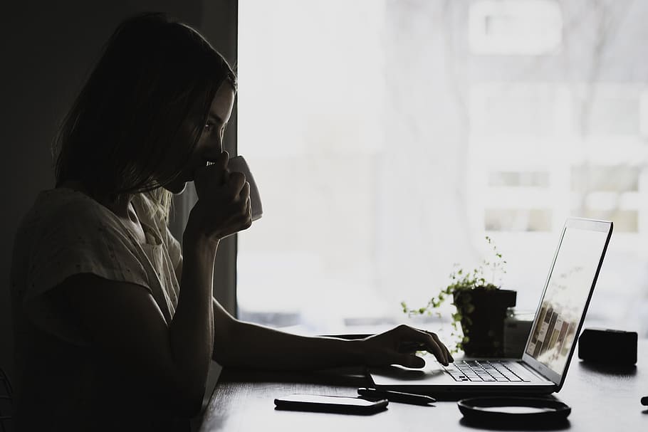kvinde, ved brug af, bærbar computer, drikke, bærbar, æble, macbook, computer, browser, forskning, undersøgelse, skole, forretning, arbejde, skrivebord, mennesker, teknologi, trådløs teknologi, forbindelse, bruger bærbar computer, en person, meddelelse, bord, voksen, sidebillede, indendørs, Kvinder, taljen op, arbejder, ung voksen, møbel, sidder, rigtige mennesker, frisure, 4K