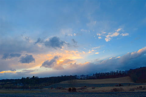 Pflanzenfeld, golden, Stunde, Sonnenuntergang, Himmel, Wolken, Blau, Landschaft, Bauernhof, Natur, Feld, ländlich, Landwirtschaft, draussen, Wiese, Land, Umgebung, Dämmerung, Sonnenlicht, szenen, ruhige Szene, Ruhe, Schönheit in der Natur, wolke - himmel, keine Leute, draußen, Szenen - Natur, Baum, Pflanze, Nicht-städtische Szene, Wasser, 4K, CC0, gemeinfrei, lizenzfrei