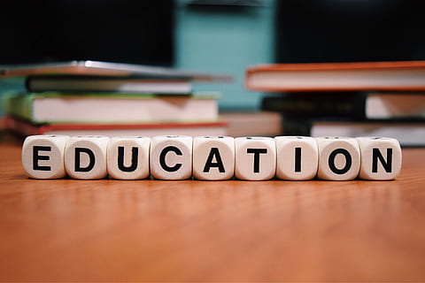 selektywny, skupiać, kostka do gry, wolnostojący wystrój edukacji tekst, biały, Edukacja, list, szkoła, uczyć się, uczenie się, sala lekcyjna, pojedyncze słowo, drewno - materiał, tekst, książka, koncepcje, porozumiewanie się, żadnych ludzi, zbliżenie, wewnątrz, Wielka litera, pismo zachodnie, stół, selektywne skupienie, zamówienie, blok zabawek, alfabet, martwa natura, studio strzał, z rzędu, grupa obiektów, numer, 2K, CC0, domena publiczna, darmowe zdjęcia