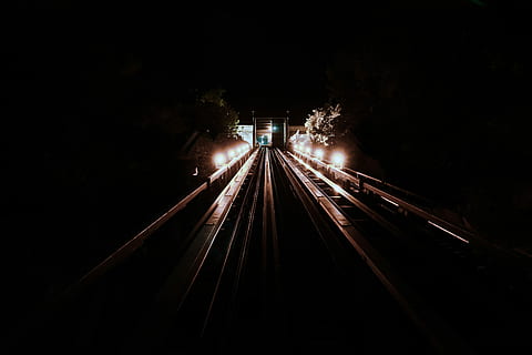 rotaie, luce, notte, foto di lasso di tempo, autostrada, ascensore, buio, Canada, illuminato, mezzi di trasporto, movimento, modo di trasporto, trasporto ferroviario, ferrovia, architettura, traccia, trasporto pubblico, nessuno, attrezzatura per l'illuminazione, treno - veicolo, treno, la strada davanti, velocità, natura, direzione, struttura costruita, lunga esposizione, all'aperto, luce alla fine del tunnel, 5K, CC0, dominio pubblico, privo di copyright