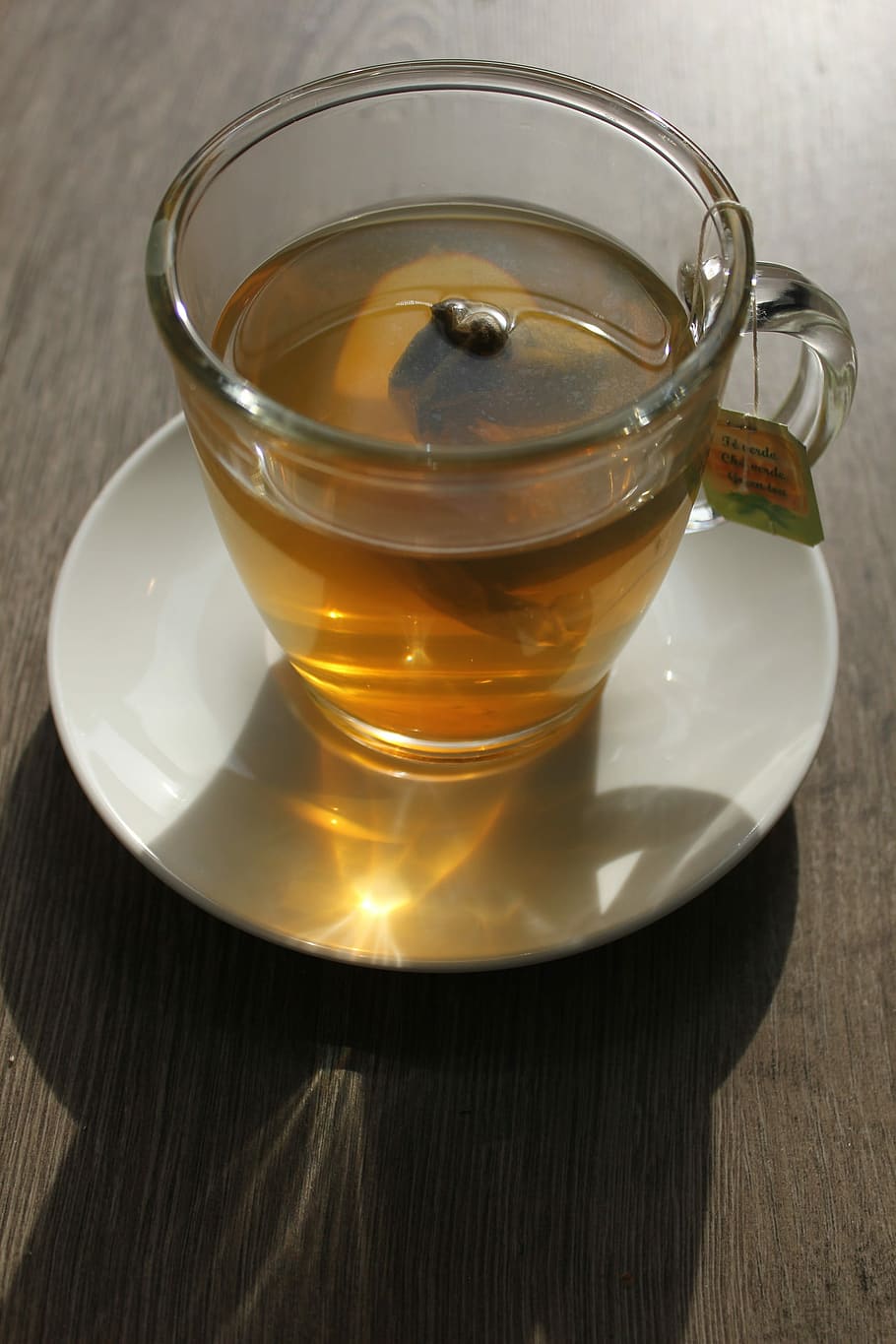 tè, luce, bicchiere, tè, luce, cibo e bevande, bere, in casa, nessuno, tè - bevanda calda, rinfresco, tavolo, tazza, bevanda calda, freschezza, boccale, tazza di tè, natura morta, trasparente, avvicinamento, vetro - materiale, tè alle erbe, cibo, piattino, vasellame, tè nero, 2K