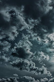 cielo nuvoloso scuro, cielo nuvoloso, nube, cielo, nuvoloso, blu, contrasto, primavera, inverno, nuvola - cielo, bellezza nella natura, Cloudscape, sfondi, cielo drammatico, scenics - natura, natura, nessuno, Inquadratura dal basso, tempesta, la tranquillità, ambiente, cielo lunatico, nuvola temporalesca, all'aperto, atmosfera, giorno, vento, infausto, buio, clima, meteorologia, sfondi astratti, wispy, potere in natura, 5K, CC0, dominio pubblico, privo di copyright