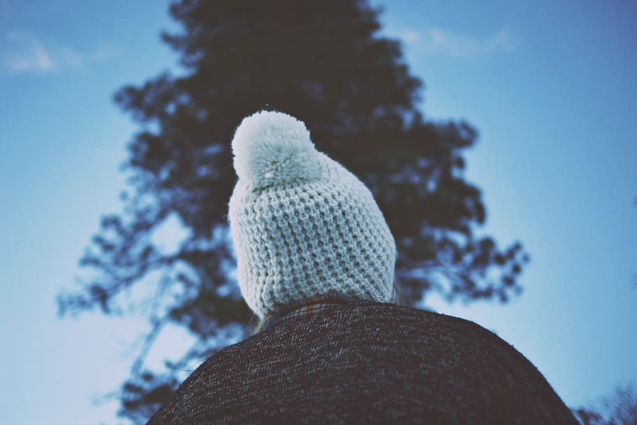 persona, frontal, arbre, durant el dia, baix, angle, portar, Teixir, tapa, barret, pompó, hivern, mirant, fred, a l'aire lliure, beanie, bobble, esquena, cel, textura, blanc, planta, roba calenta, temperatura de fred, naturalesa, tirada al cap, barret de punt, vista d’angle baix, roba, neu, una persona, vista del darrere, retrat, dia, centrar-se en primer pla, 4K