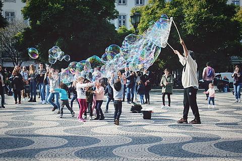 gruppo, persone, giocando, bolla, parco, uomo, fabbricazione, bolle d'acqua, bambini, giorno, folla, bolle, display, arte, prestazione, gruppo di persone, grande gruppo di persone, persone reali, città, donne, albero, strada, pianta, stili di vita, adulto, architettura, uomini, attività di svago, esterno dell'edificio, struttura costruita, natura, all'aperto, 5K, CC0, dominio pubblico, privo di copyright