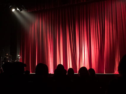 gente al teatro, pubblico, auditorium, vista posteriore, folla, tenda, buio, divertimento, luci, persone, spettacolo pubblico, mostrare, sagome, faretti, palcoscenico, Teatro, cultura artistica e intrattenimento, stage - spazio per le prestazioni, prestazione, gruppo di persone, rosso, illuminato, evento artistico, evento, teatro di scena, spettacolo teatrale, vita notturna, silhouette, attrezzatura per l'illuminazione, in casa, in attesa, luce scenica, concerto di musica popolare, 4K, CC0, dominio pubblico, privo di copyright