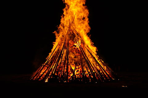 falò di notte, mezza estate, fuoco, bruciare, fiammata, fiamma, rosso, giallo, buio, notte, solstizio, giorno di San Giovanni, john day, fuoco del ricordo di, solstizio d'estate, notte di San Juan, Festival, Dogana, evolutiva, il giorno, credenza popolare, celebrazioni di mezza estate, fuoco speziato, simbolismo, sole, sella delle streghe, Reichenbach, unterboehringen, streghe gobba, fuoco - fenomeno naturale, calore - temperatura, raggiante, ardente, nessuno, legno - materiale, falò, all'aperto, natura, fumo - struttura fisica, segnale di pericolo, illuminato, movimento, cartello, architettura, colore arancione, evento, celebrazione, 5K, CC0, dominio pubblico, privo di copyright