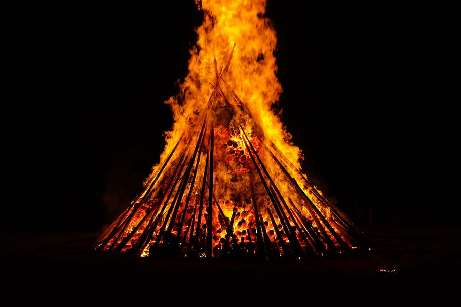 foguera a la nit, ple estiu, foc, cremar, flama, vermell, groc, fosc, nit, solstici, Sant Joan, john day, foc de memòria de, solstici d'estiu, nit de san juan, Festival, costums, evolutiu, los day, creença popular, celebracions d’estiu, foc de les espècies, simbolisme, sol, les bruixes sella, Reichenbach, unterboehringen, bruixa de bruixes, foc - fenomen natural, calor - temperatura, brillant, cremant, cap gent, material de fusta, foguera, a l'aire lliure, naturalesa, fum - estructura física, senyal d'advertència, il·luminat, moviment, signe, arquitectura, color taronja, esdeveniment, celebració, 5K