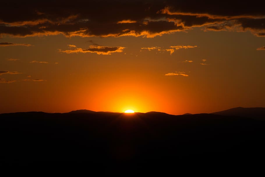 fotografia de paisatge, daurat, sol, espiar, muntanya, núvols, paisatge, muntanyes, naturalesa, cel, estiu, posta de sol, silueta, escenics, cap gent, escena tranquil·la, a l'aire lliure, groc, escenics - natura, bellesa a la natura, color taronja, tranquil·litat, medi ambient, llum solar, idíl·lic, núvol - cel, cel dramàtic, escena no urbana, brillant, cel romàntic, 5K