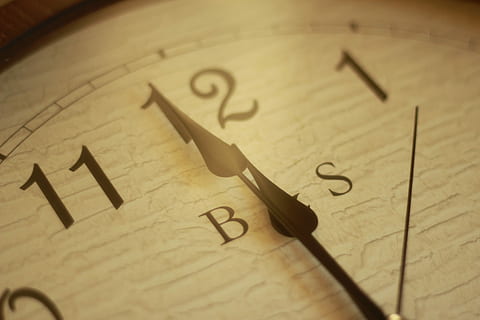 Analoge Uhr, 11:59, um 11, Std, Zeit, Uhr, analog, sehen, Timer, Sekunden, Uhrzeiger, zahlen, Nummer, keine Leute, Minutenzeiger, Ziffernblatt, Nahansicht, drinnen, Antiquität, Stunden Zeiger, Instrument der Zeit, Richtigkeit, selektiver Fokus, Messinstrument, Geschichte, Stillleben, römische Ziffer, die Vergangenheit, 2K, CC0, gemeinfrei, lizenzfrei