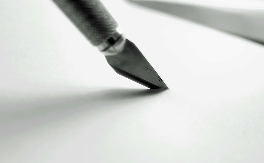 secció, tallar, agut, eina, artesania, hora bastel, juguetear, paper, estris, primer pla, acer, ganivet: arma, mà, mà humana, sol objecte, part del cos humà, tir de l'estudi, a l'interior, arma, metall, tall, fons blanc, violència, gent, senyal d'advertència, signe, ganivet de cuina, còpia espai, tisores, agressió, 4K