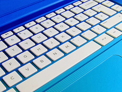 blauw, detailopname, computer, ontwerp, elektronica, toetsenbord, keypad, laptop, modern, technologie, wit, pc, internet, computerapparatuur, communicatie, binnenshuis, geen mensen, Draadloze technologie, computer deel, verbinding, tekst, computer sleutel, brief, alfabet, hoofdletter, hoge hoekmening, 2K, CC0, publiek domein, royaltyvrij
