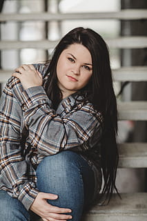 donna, indossare, Marrone, nero, plaid, camicia, sorridente, bianca, presa, immagine, seduta, scala, ritratto, sedersi, passo, una persona, capelli lunghi, guardando la fotocamera, giovane adulto, capelli, acconciatura, giovani donne, bella donna, bellezza, persone reali, vista frontale, stili di vita, abbigliamento casual, donne, concentrarsi sulle conoscenze acquisite, adulto, attività di svago, capelli neri, adolescente, jeans, 5K, CC0, dominio pubblico, privo di copyright