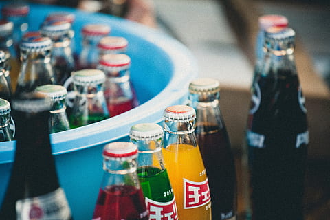 primer pla, ampolles de soda, al costat, Conca, ampolles de soda multicolors, ampolles de vidre, ampolla, refresc, begudes, pop, beure, coca-cola, cervesa - alcohol, ampolla de cervesa, cola, alcohol, editorial, menjar i beguda, cap gent, a l'interior, dia, contenidor, elecció, taula, natura morta, variació, enfocament selectiu, centrar-se en primer pla, vidre - material, transparent, gran grup d'objectes, cervesa, 4K, CC0, domini públic, lliure de regalies