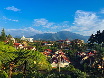 west java, indonèsia, palmeres, tròpics, tropical, muntanyes, cel, núvols, vacances, festa, viatjar, ciutat, urbà, paisatge urbà, escènic, naturalesa, a l'aire lliure, cases, llars, edificis, hdr, casa, muntanya, exterior de l'edifici, arquitectura, estructura construïda, edifici residencial, edifici, planta, arbre, núvol - cel, barri residencial, cap gent, creixement, Serra, dia, escenics - natura, blau, paisatge, 1080P, CC0, domini públic, lliure de regalies