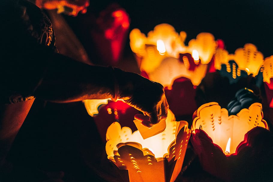 persona, ardente, carta, illuminato, candele, Basso, fotografia leggera, detenzione, bianca, cestino, candela, messa a fuoco selettiva, fotografia, lanterna, notte, fiamma, fuoco, fuoco - fenomeno naturale, calore - temperatura, mano umana, persone, raggiante, uomini, giallo, avvicinamento, all'aperto, mano, parte del corpo umano, gruppo di persone, cultura artistica e intrattenimento, evento, persone reali, prestazione, celebrazione, folla, parte del corpo, concentrarsi sulle conoscenze acquisite, attività di svago, Festival, dito, vita notturna, arto umano, Capodanno cinese, 2K