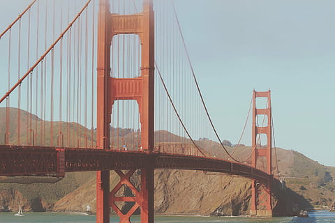 dorado, gate bridge california, portón, puente, tiempo de día, Puente de puerta de oro, San Francisco, arquitectura, bahía, agua, barcos, montañas, cerros, paisaje, naturaleza, azul, cielo, sol, verano, puente - estructura hecha por el hombre, puente colgante, conexión, estructura construida, transporte, Ingenieria, destinos de viaje, río, montaña, turismo, viaje, bahía de agua, ciudad, día, cordillera, al aire libre, 2K, CC0, dominio público, libre de derechos