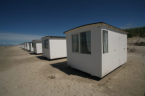 landskab, natur, himmel, huse, strand, skyer, dagslys, tom, glas, græs, udendørs, rækker, sand, kysten, lille, solrig, vinduer, bygget struktur, arkitektur, jord, hytte, blå, bygning udvendig, ingen mennesker, strand hytte, dag, skyfri himmel, hav, bygning, fravær, sollys, vand, 4K, CC0, offentligt domæne, royaltyfrie