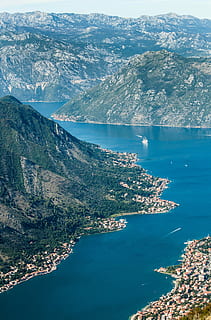 Antenne, Foto, Grün, Berg, neben, Karosserie, Wasser, tagsüber, Luftbild, grüner Berg, Gewässer, Meer, Natur, Mittelmeer, szenen, Küste, Blau, Landschaft, Europa, Sommer-, Insel, Reise, Luftaufnahme, draußen, Urlaube, Tourismus, Mittelmeerländer, Schönheit in der Natur, keine Leute, Szenen - Natur, Tag, High Angle View, Land, die Architektur, Strand, Wasserfahrzeug, Transport, ruhige Szene, Gebäudehülle, Bucht, 4K, CC0, gemeinfrei, lizenzfrei