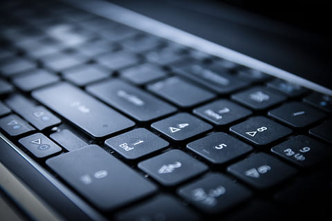 selettivo, fotografia, nero, computer portatile, tastiera, esso, computer, attrezzatura, elettronica, tecnologia, tastiera del computer, attrezzatura informatica, comunicazione, parte del computer, tecnologia wireless, avvicinamento, lettera, testo, tasto del computer, il computer portatile, in casa, connessione, nessuno, alfabeto, messa a fuoco selettiva, colore nero, Internet, 5K, CC0, dominio pubblico, privo di copyright