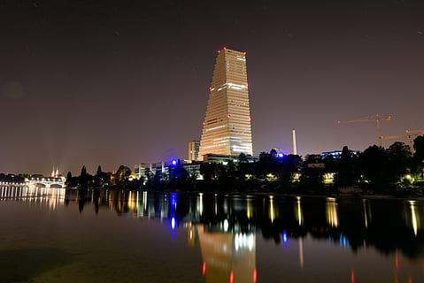 selectiu, fotografia en color, edifici, roche, torre, basel, edificis, suïssa, arquitectura, estructura construïda, exterior de l'edifici, il·luminat, nit, ciutat, gratacels, exterior d’edifici d’oficines, reflexió, aigua, modern, cel, naturalesa, destinacions de viatge, cap gent, alta - alta, paisatge, paisatge urbà, 4K, CC0, domini públic, lliure de regalies